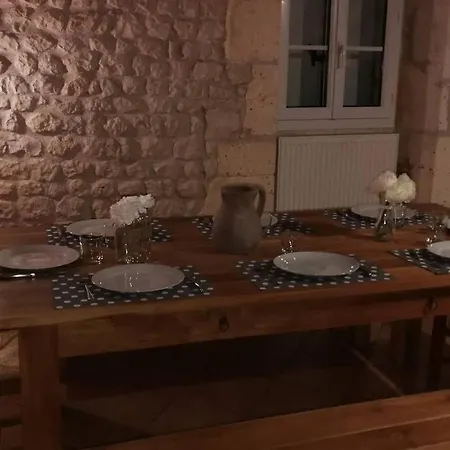 Maison Charentaise A La Campagne *