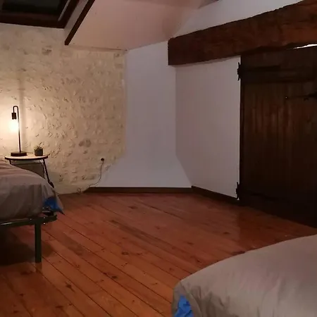 Maison Charentaise A La Campagne *