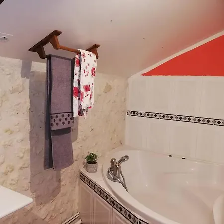 Nyaraló Maison Charentaise A La Campagne *