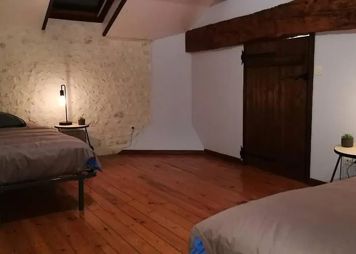 Maison Charentaise A La Campagne *