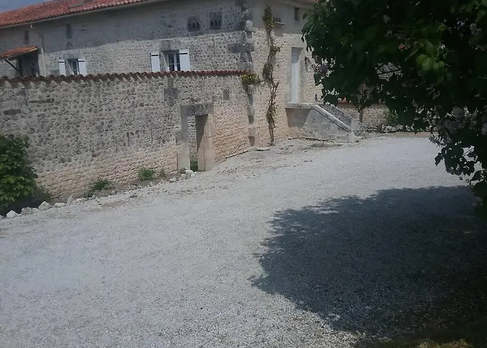 Maison Charentaise A La Campagne